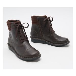 Clarks size 9 WIDE ankle boots